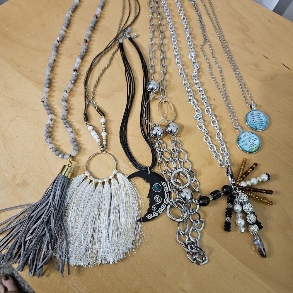 LOT OF 8 MODERN FASHION NECKLACES ASSORTED STYLE LENGTHS COLORS EUC